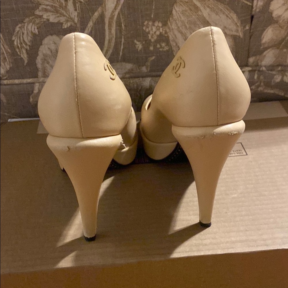 Chanel Beige and Black Women's Shoes - Picture 4 of 7